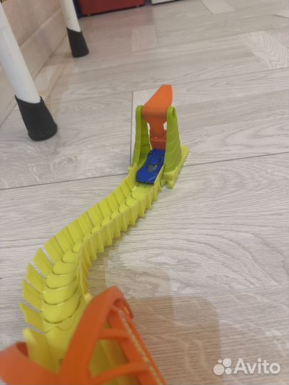 Hot wheels трек змея с машинкой в комплекте