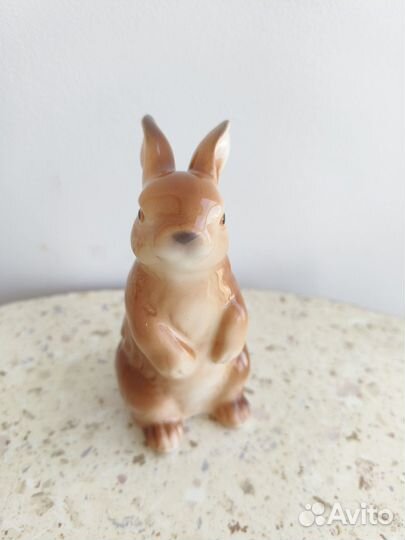 Фарфоровая статуэтка заяц