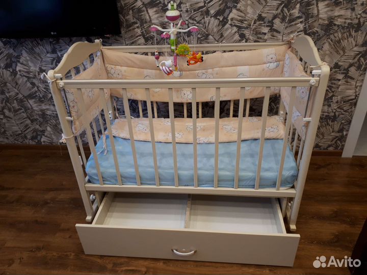 Детская кроватка с маятником