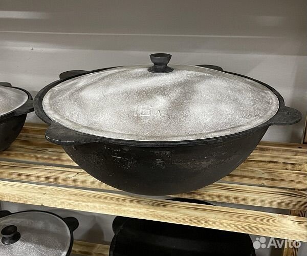 Казан чугунный с печкой дымоходом с крышкой