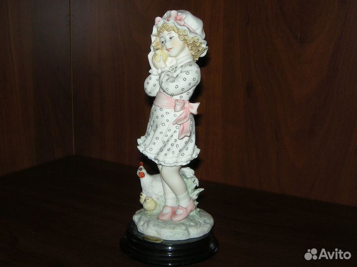 Статуэтка Армани «Девочка с цыпленком» Оригинал