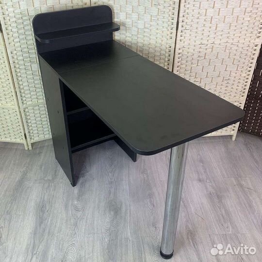 Маникюрный стол