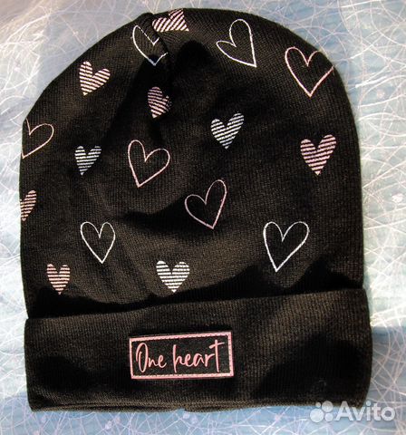 Шапка на подростка черная с сердечками