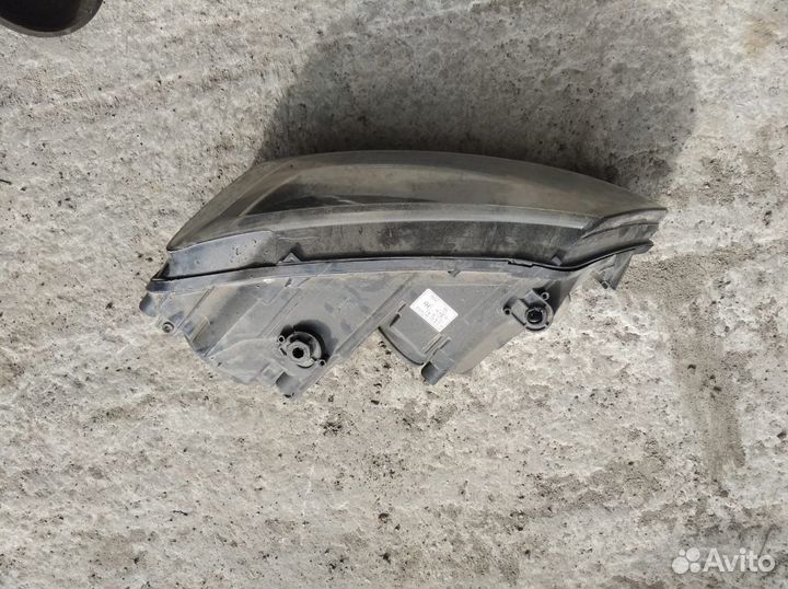 Фара левая Volkswagen Jetta