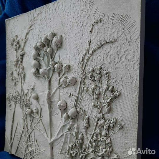 Цветочный барельеф из гипса в интерьер