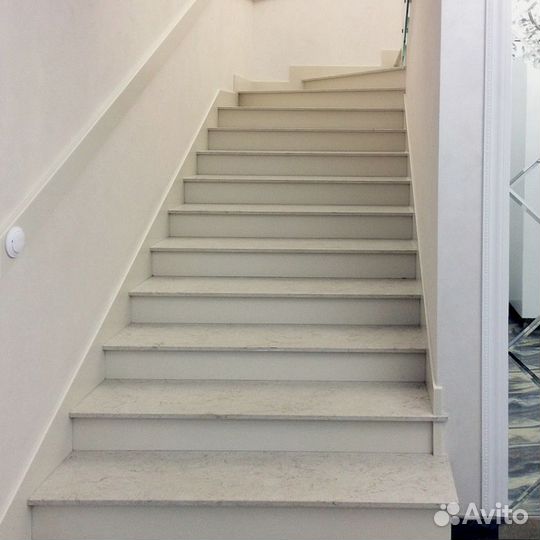 Лестница из искусственного камня акрил и кварц