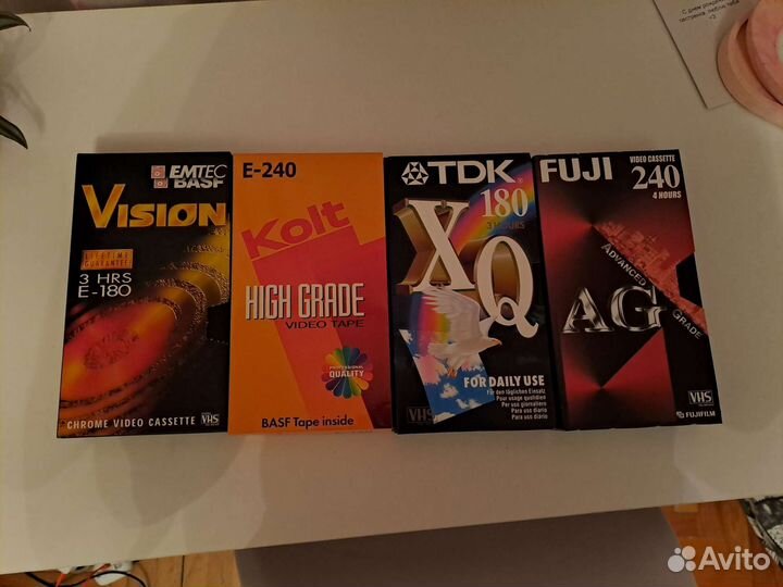 Видеокассеты в кейсах