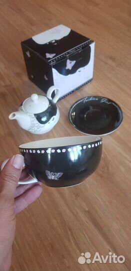 Заварочный чайник с чашкой и блюдцем