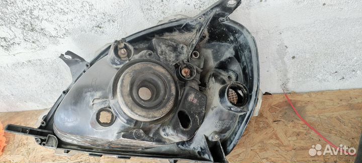 Фары на Toyota vitz