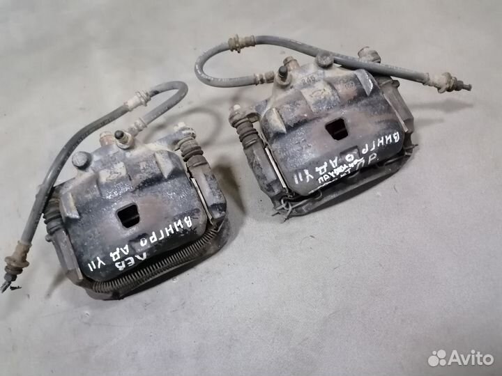 Суппорт передний правый Nissan Wingroad Y11 2001-2