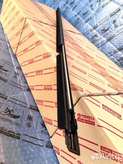 Молдинг двери задний левый Toyota Rav4 XA50