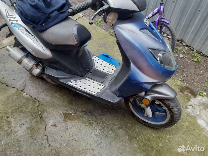 Скутер 80 куб,с доками