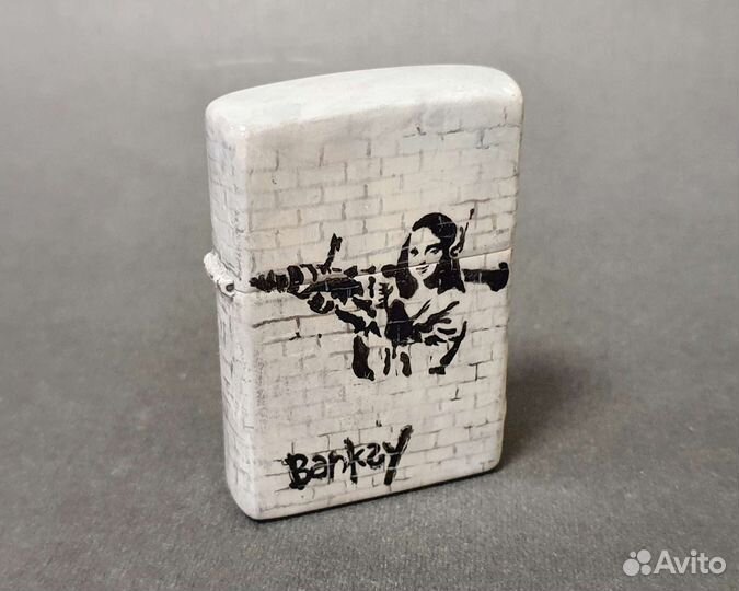 Зажигалка Zippo - Бэнкси: Мона Лиза с гранатометом