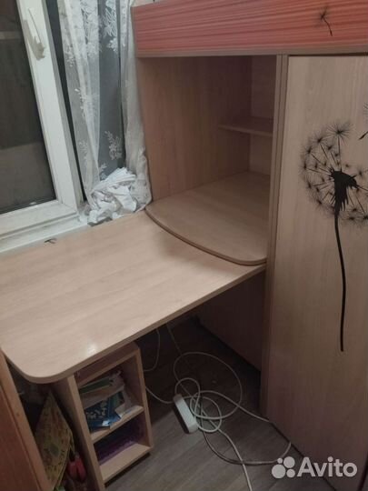 Детская кровать чердак со столом и шкафом