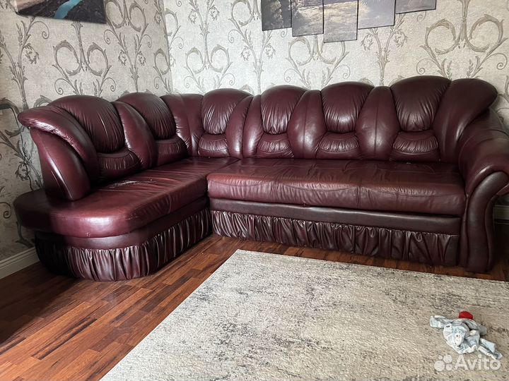 Угловой кожаный диван