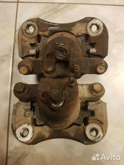 Суппорт задний левый и правый lexus rx 400h