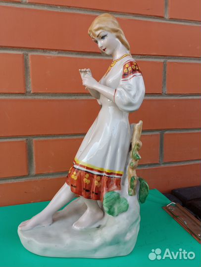 Фарфоровая статуэтка Гадание на ромашке