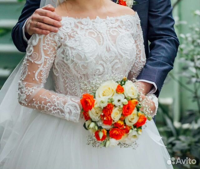 Свадебное платье блестящее с кружевами