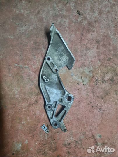 Suzuki РФ кронштейн водителя правый