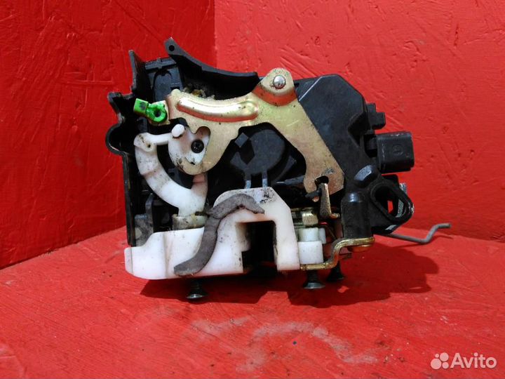 Замок двери передней левой Митсубиси Лансер 9