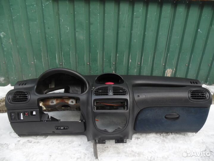 Торпедо панель салона Пежо 206