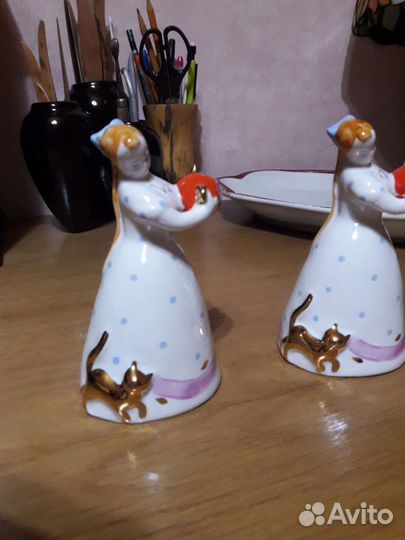 Статуэтка Девушка с чайником