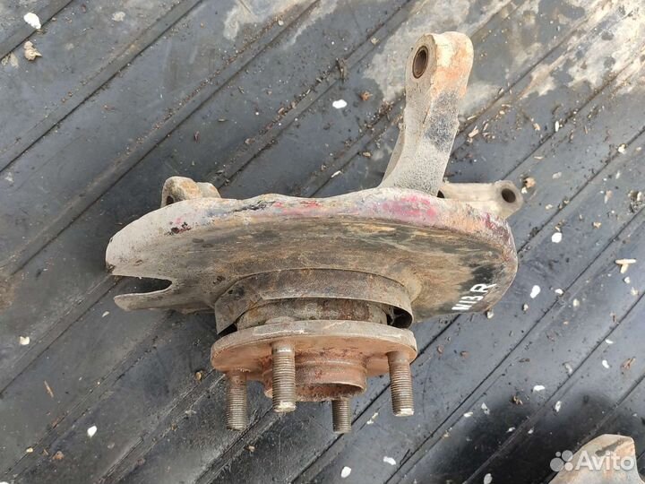 Передний поворотный кулак цапфа Ниссан Санни n13