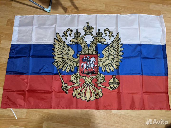 Флаг триколор с гербом и без ко дню России