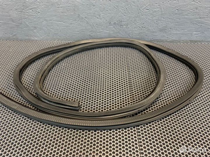 Уплотнитель кузова задний левый Porshe Panamera