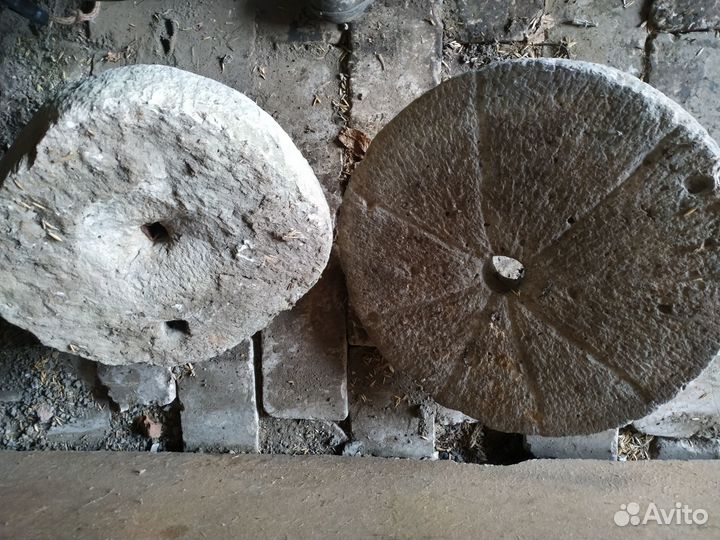 Крюки кружки круги чугунные жернова