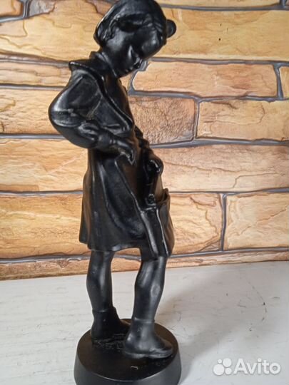 Статуэтка школьница с портфелем