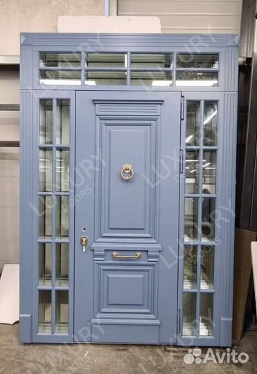 Уличная входная дверь с боковыми стеклами