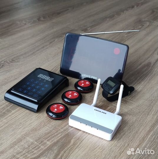 Кнопка вызова персонала, официанта, мастера и часы