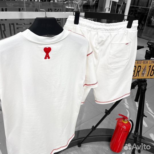 Футболка и шорты AMI Paris, костюм