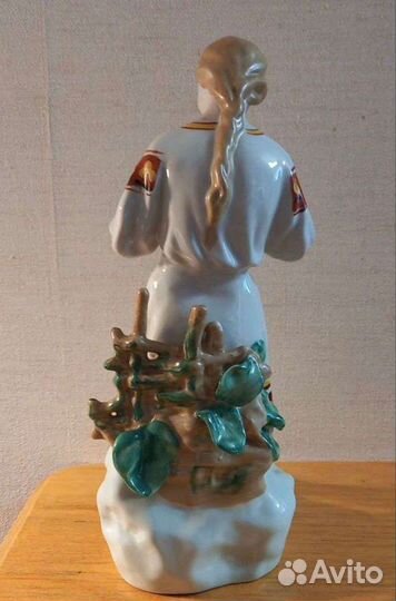 Статуэтка фарфоровая 
