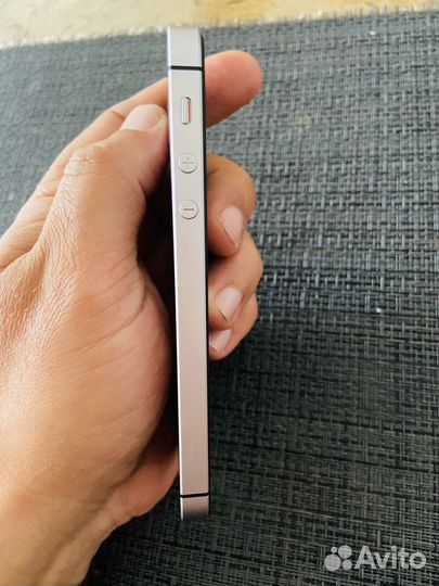 Телефон iPhone SE