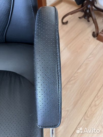 Офисное кожаное кресло