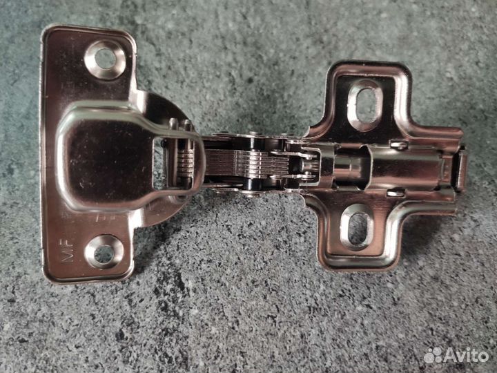 Мебельная петля с доводчиком