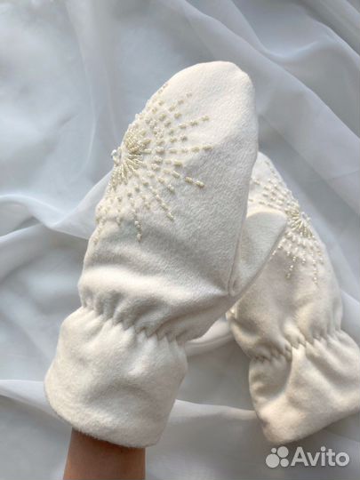 Варежки кашемировые молочные белые с вышивкой