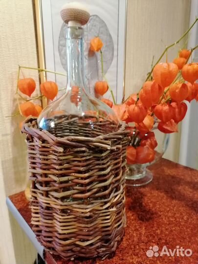 Бутыль четверть в корзине