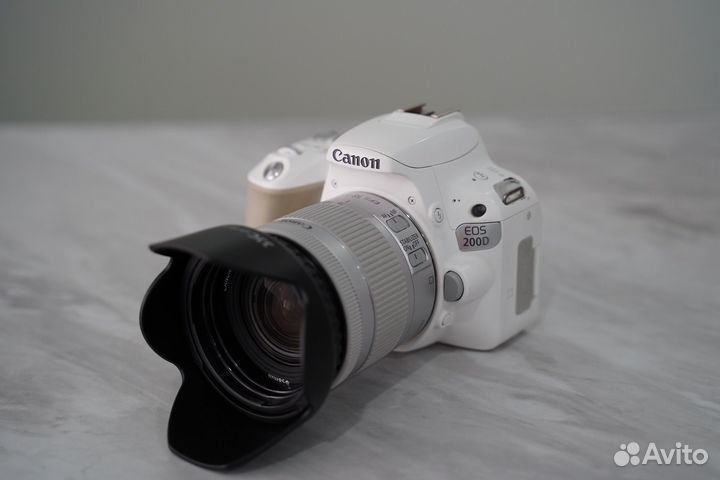 Canon EOS 200D Kit EF-S 18-55mm f/3.5-5.6 IS STM