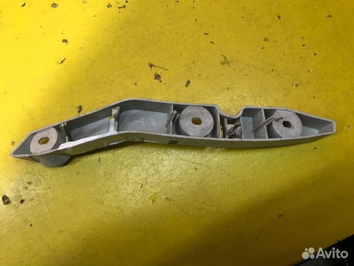 Кронштейн бампера передний правый Ford Focus 2