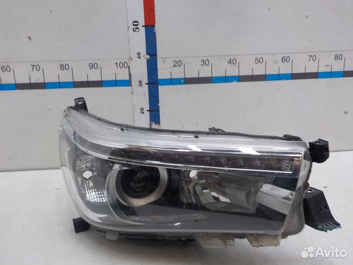 Фара правая Toyota Hi Lux 2015