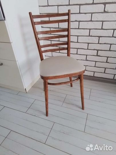 Стул деревянный ретро