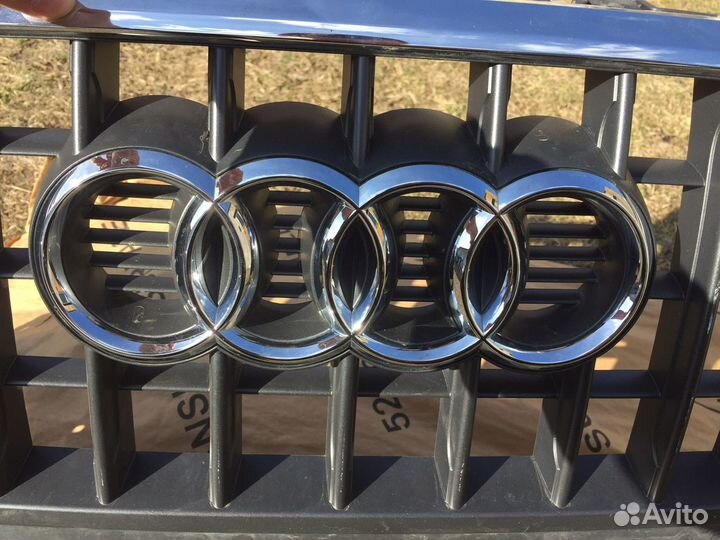 Решетка радиатора Audi Q3 8U0853653H