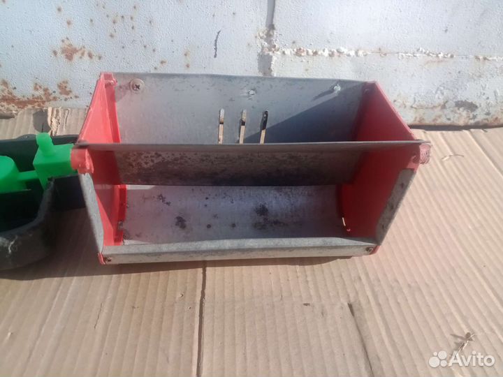 Кормушка и поилки для кроликов