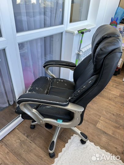 Офисное кресло