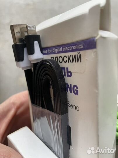 Коробка кабелей для зарядки телефона