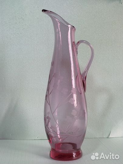 Кувшин из марганцевого стекла