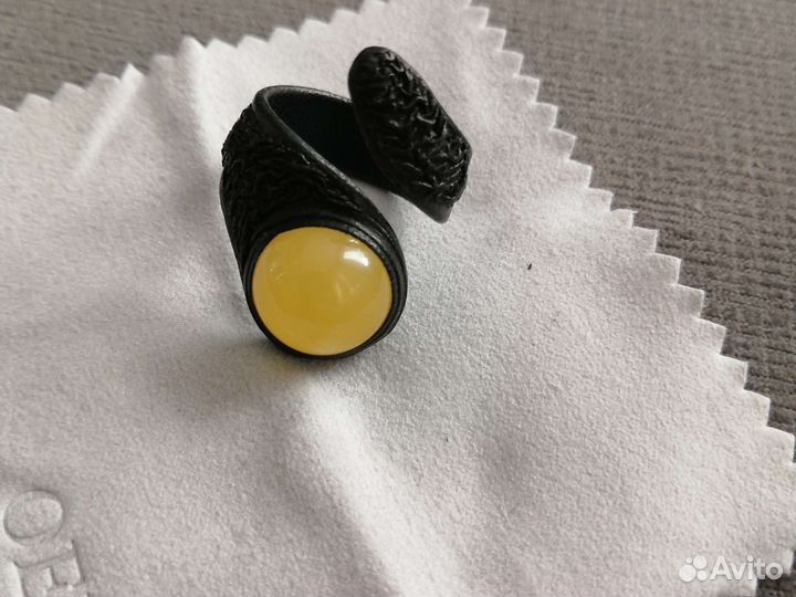 Кожаное кольцо с натуральным янтарем